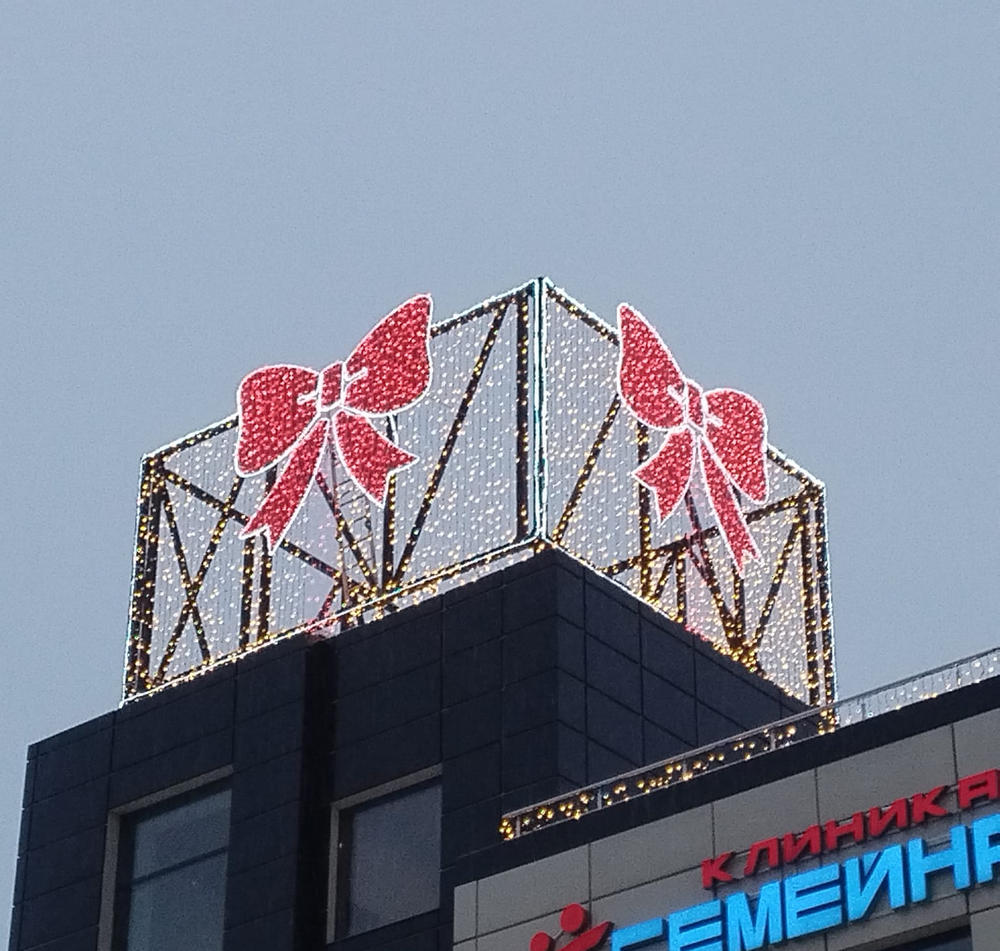 Подарочная упаковка с бантом на крыше торгового центра «Покровский»